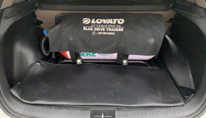 2016 Hyundai Creta SX PLUS 1.6 PETROL, CNG, Manual, 1,01,366 km, Boot Inside