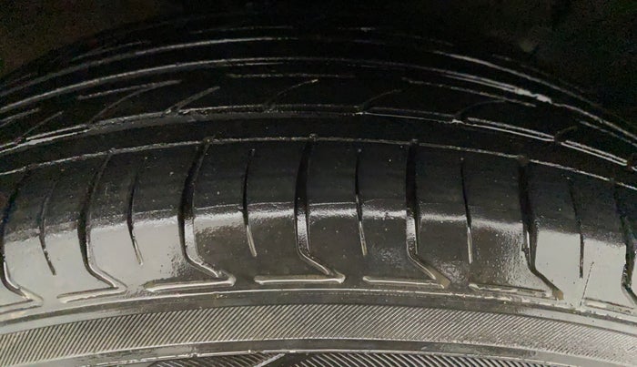 2016 Hyundai Creta SX PLUS 1.6 PETROL, CNG, Manual, 1,01,366 km, Right Front Tyre Tread