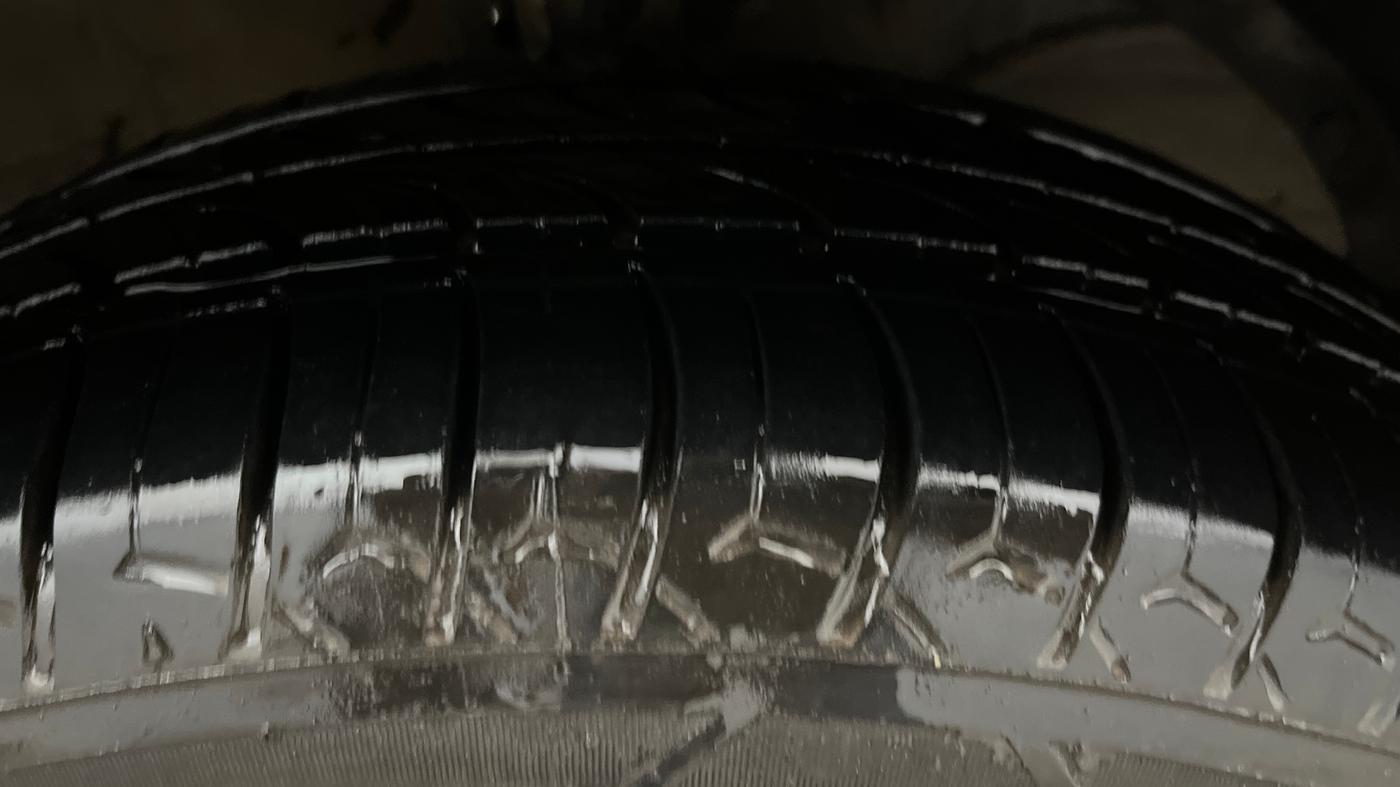 2018 Maruti Dzire ZXI AMT, Petrol, Automatic, 88,059 km, Right Front Tyre Tread