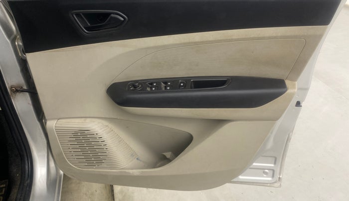 2022 Renault TRIBER RXT, Petrol, Manual, 40,073 km, Driver Side Door Panels Control