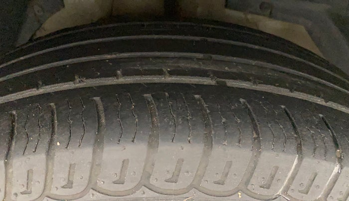 2017 Mahindra XUV500 W6, Diesel, Manual, 44,953 km, Right Front Tyre Tread