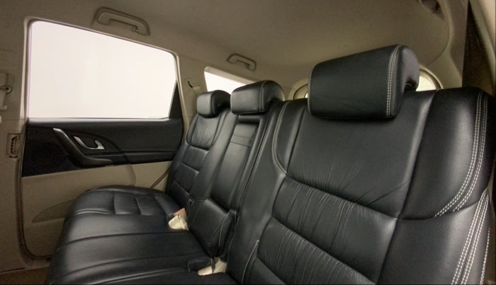2017 Mahindra XUV500 W6, Diesel, Manual, 44,953 km, Right Side Rear Door Cabin