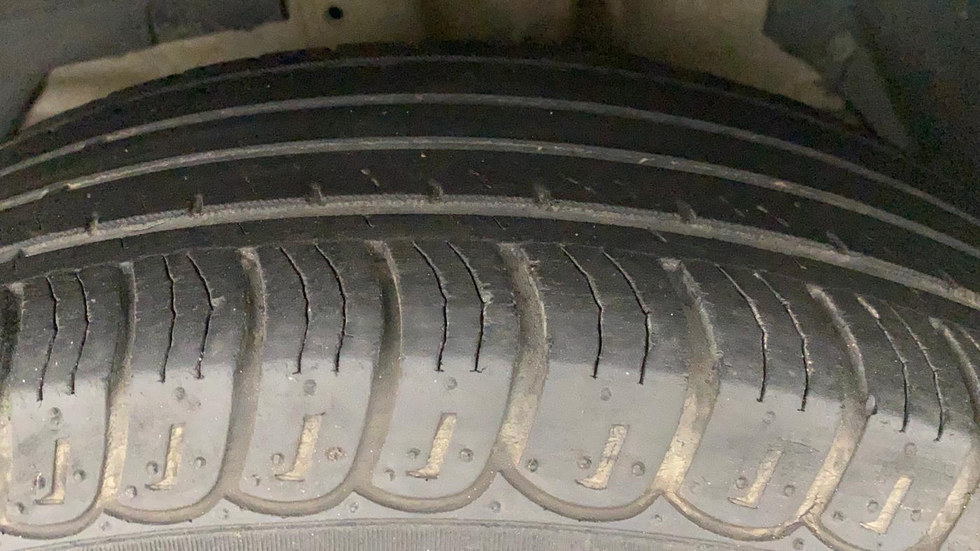2017 Mahindra XUV500 W6, Diesel, Manual, 44,953 km, Left Front Tyre Tread