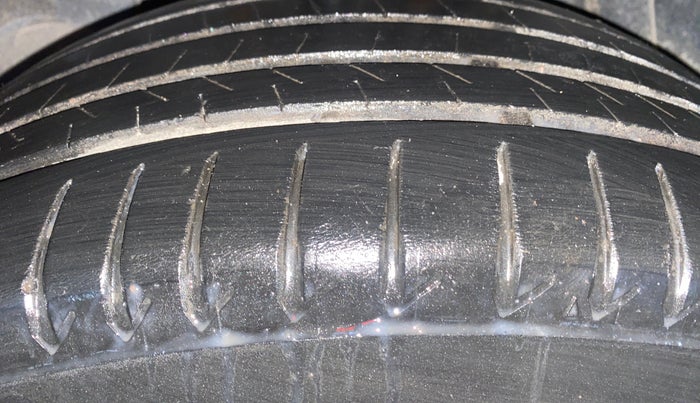 2014 Renault Duster 85 PS RXL DIESEL, Diesel, Manual, 1,19,788 km, Right Rear Tyre Tread