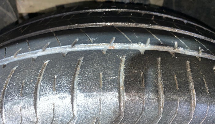 2014 Renault Duster 85 PS RXL DIESEL, Diesel, Manual, 1,19,788 km, Left Front Tyre Tread