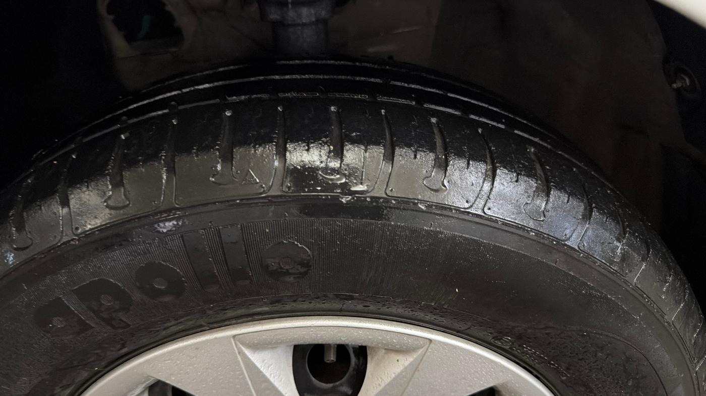 2014 Hyundai Elite i20 MAGNA 1.2, Petrol, Manual, 33,720 km, Left Front Tyre Tread