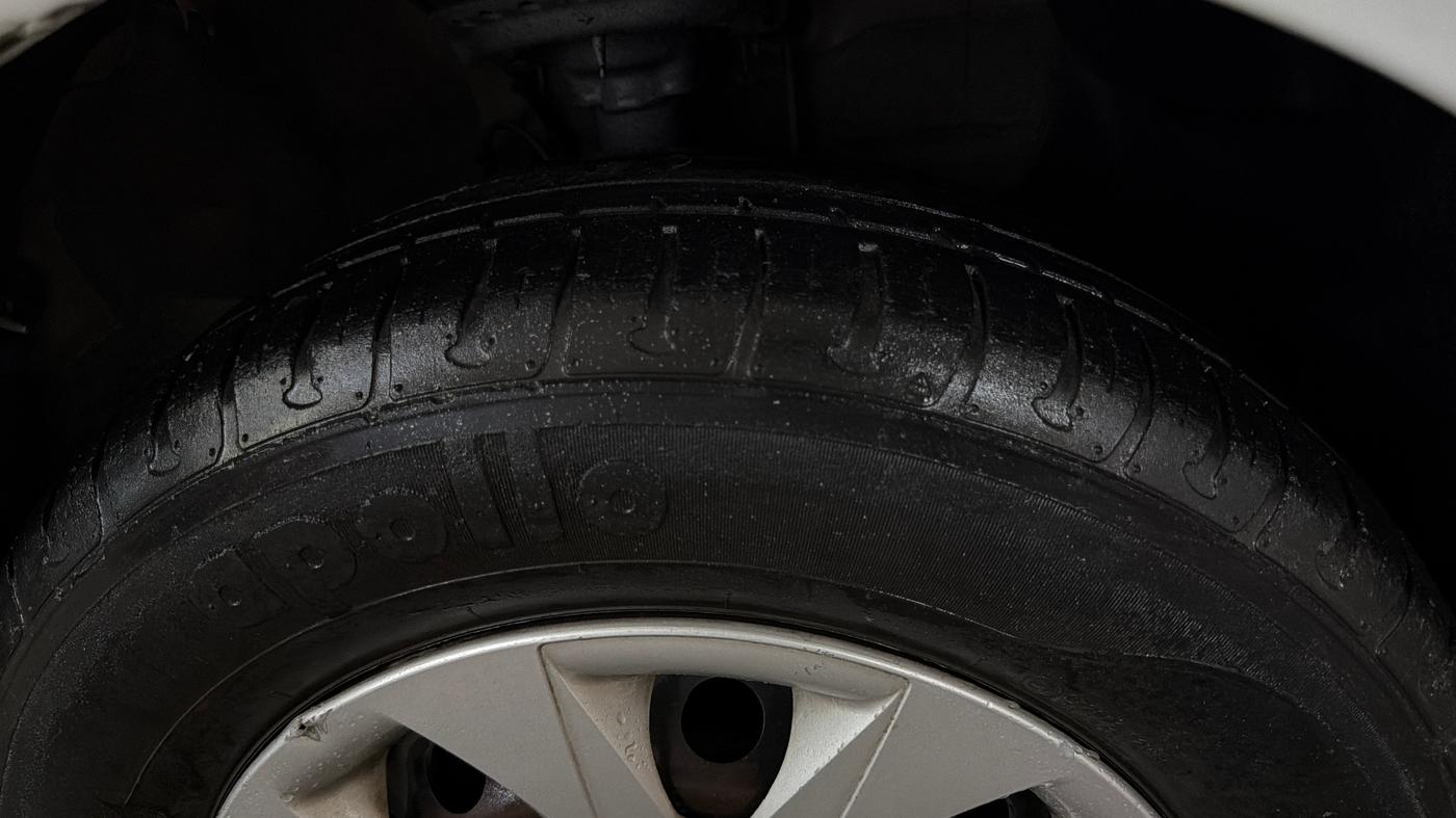 2014 Hyundai Elite i20 MAGNA 1.2, Petrol, Manual, 33,720 km, Right Front Tyre Tread