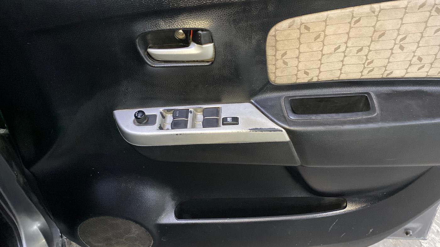 2014 Maruti Wagon R 1.0 VXI, Petrol, Manual, 1,30,675 km, Driver Side Door Panels Control