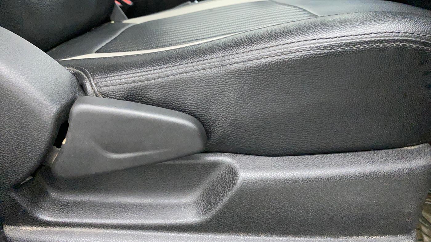 2019 Renault Kwid 1.0 RXT Opt, CNG, Manual, 27,647 km, Driver Side Adjustment Panel