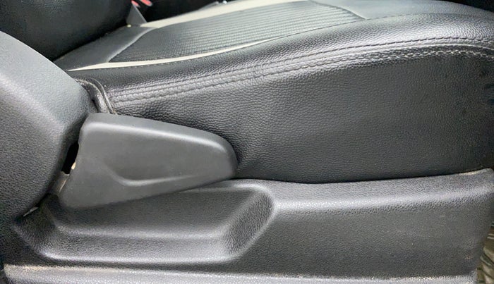 2019 Renault Kwid 1.0 RXT Opt, CNG, Manual, 27,647 km, Driver Side Adjustment Panel