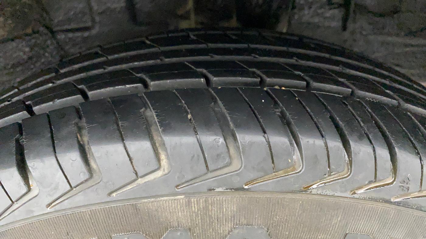 2019 Renault Kwid 1.0 RXT Opt, CNG, Manual, 27,647 km, Left Rear Tyre Tread