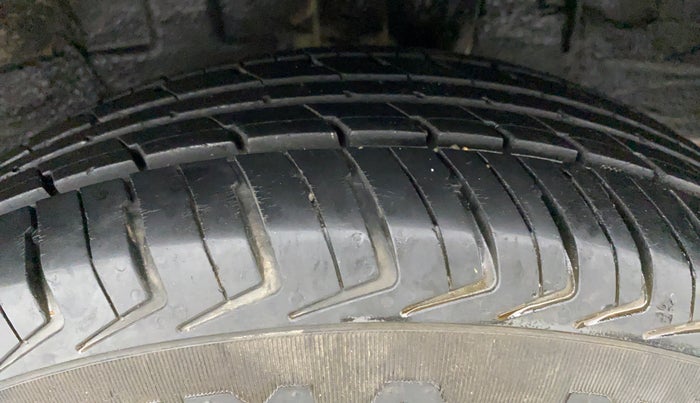 2019 Renault Kwid 1.0 RXT Opt, CNG, Manual, 27,647 km, Left Rear Tyre Tread