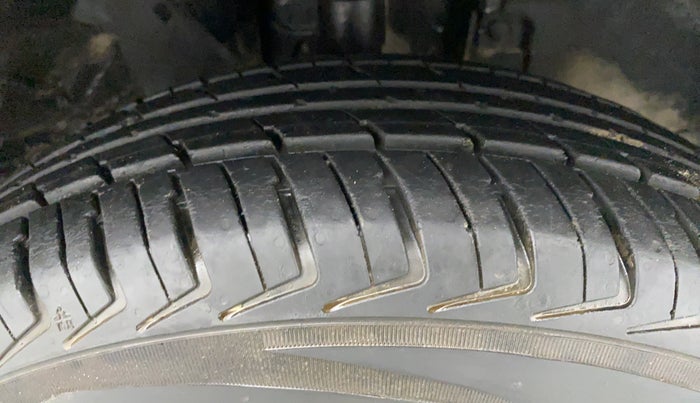 2019 Renault Kwid 1.0 RXT Opt, CNG, Manual, 27,647 km, Right Front Tyre Tread
