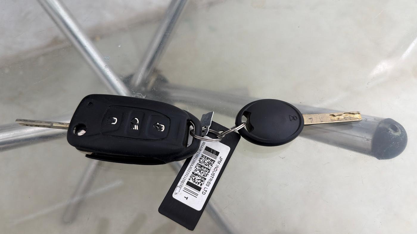 2020 Tata NEXON XM SUNROOF PETROL, Petrol, Manual, 58,994 km, Key Close Up