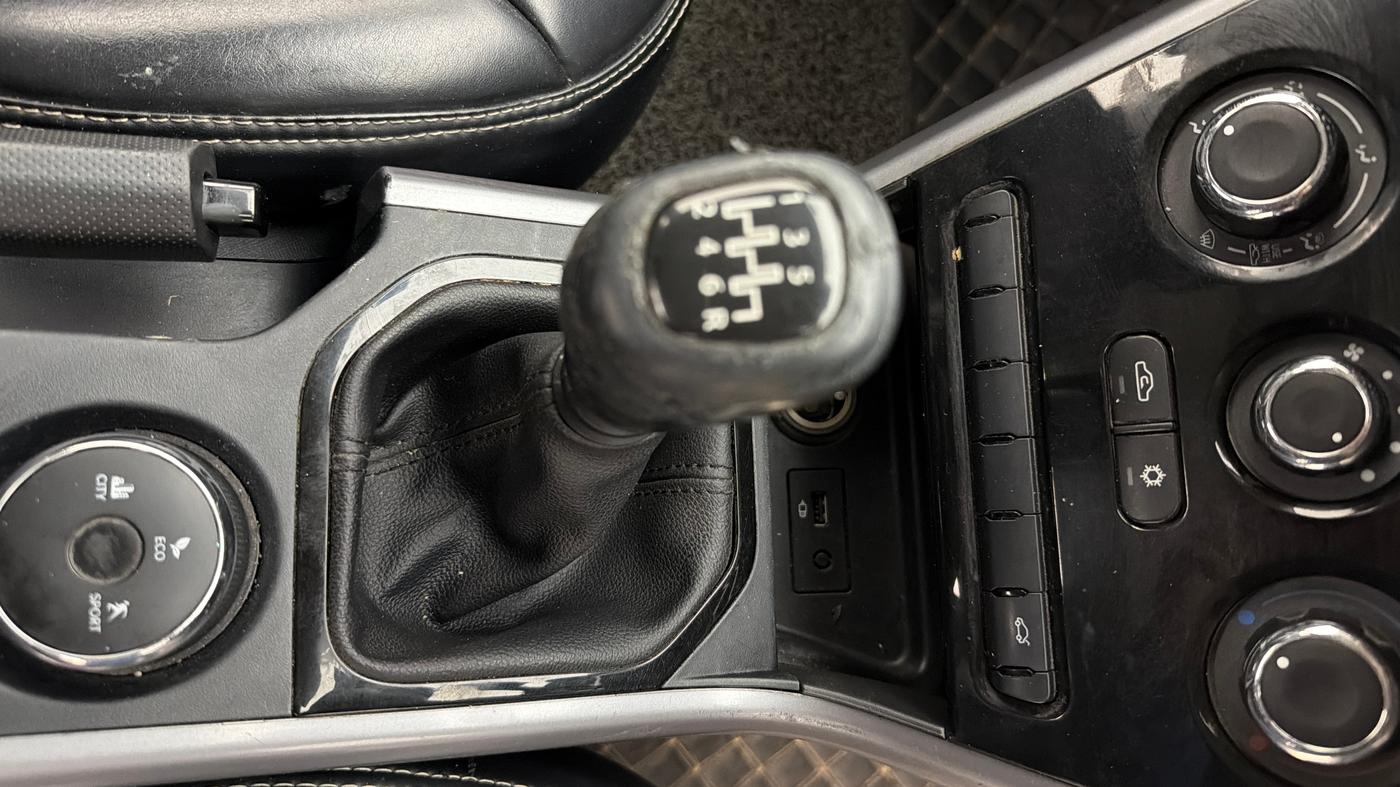 2020 Tata NEXON XM SUNROOF PETROL, Petrol, Manual, 58,994 km, Gear Lever
