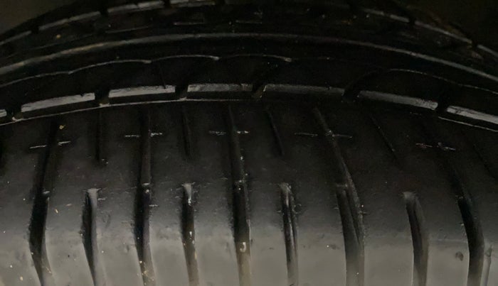 2017 Hyundai Elite i20 ASTA 1.2 (O), Petrol, Manual, 33,644 km, Left Front Tyre Tread