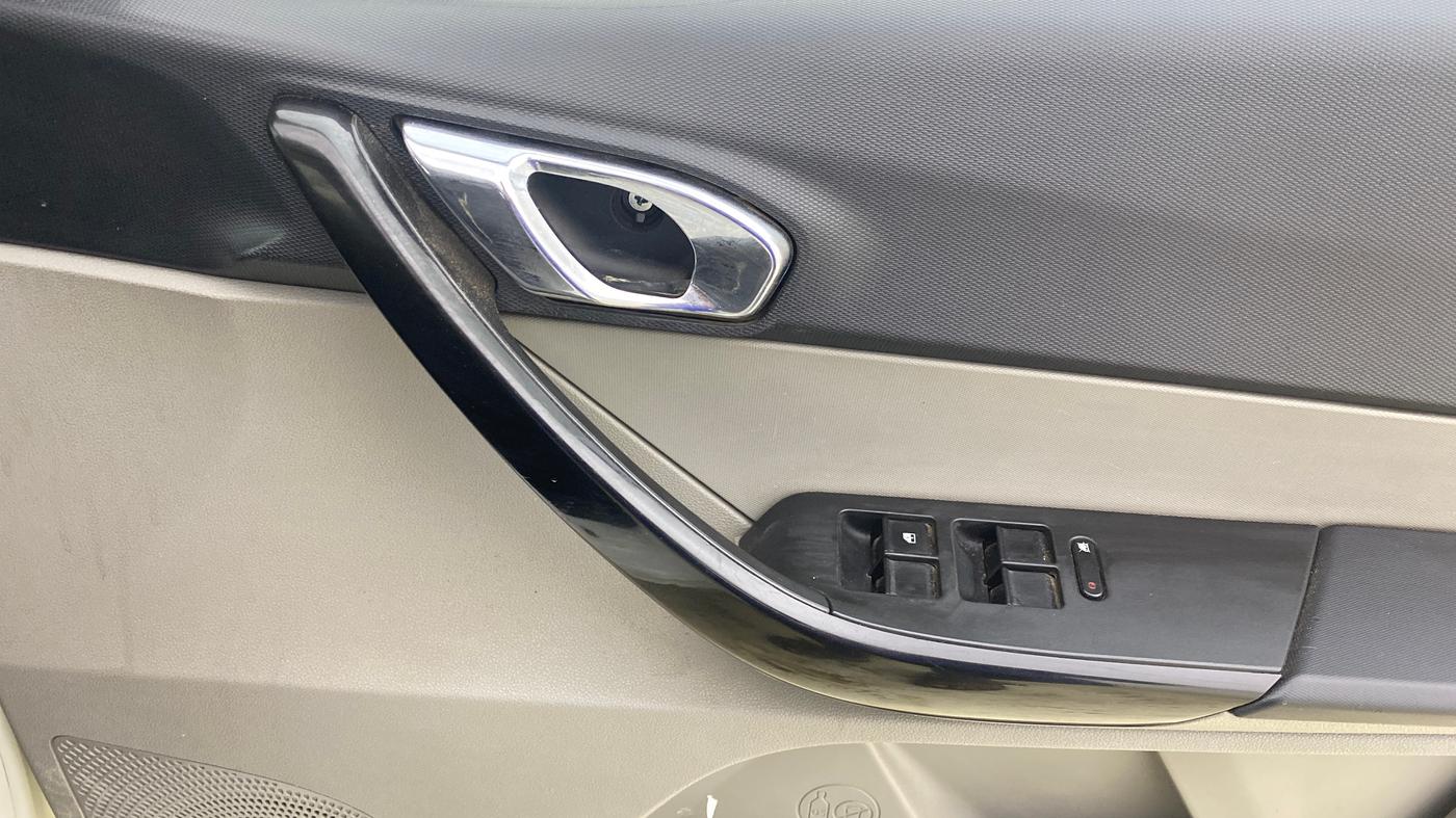 2018 Tata Tiago XZ PETROL, Petrol, Manual, 97,320 km, Driver Side Door Panels Control