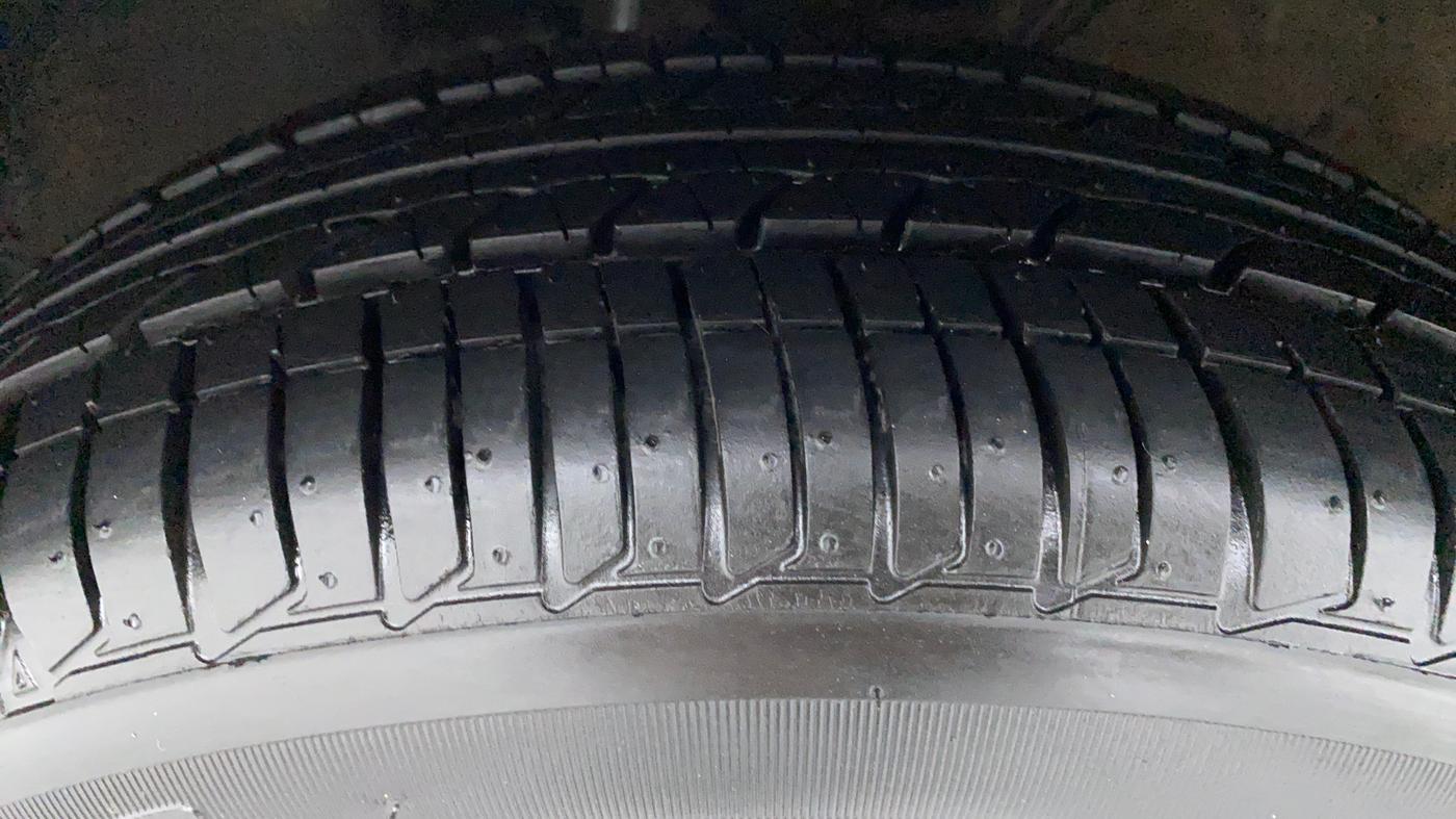 2015 Volkswagen Vento HIGHLINE PETROL, Petrol, Manual, 86,089 km, Left Front Tyre Tread
