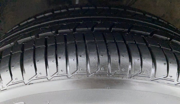 2015 Volkswagen Vento HIGHLINE PETROL, Petrol, Manual, 86,089 km, Left Front Tyre Tread