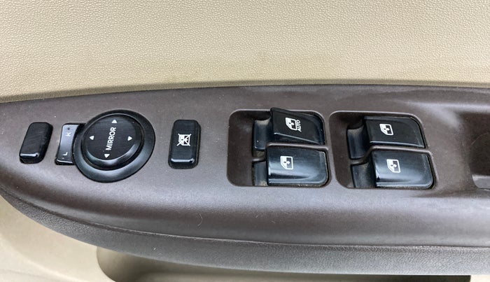 2012 Hyundai i20 ASTA 1.4 CRDI, Diesel, Manual, 1,21,416 km, Right front window switch / handle - Minor damage