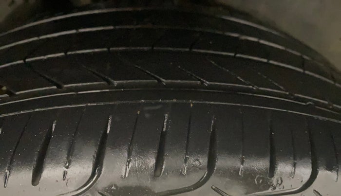 2017 Volkswagen Vento HIGHLINE PETROL AT, Petrol, Automatic, 76,300 km, Right Rear Tyre Tread