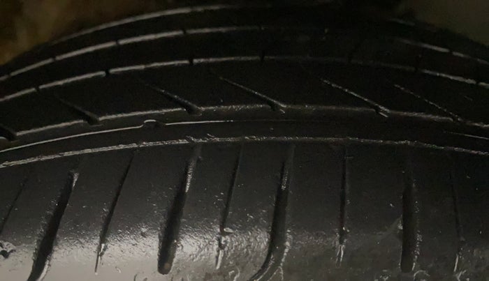 2017 Volkswagen Vento HIGHLINE PETROL AT, Petrol, Automatic, 76,300 km, Right Front Tyre Tread