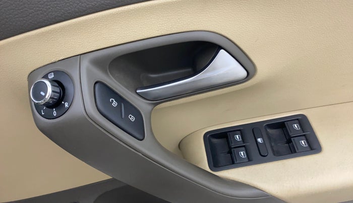 2017 Volkswagen Vento HIGHLINE PETROL AT, Petrol, Automatic, 76,300 km, Driver Side Door Panels Control