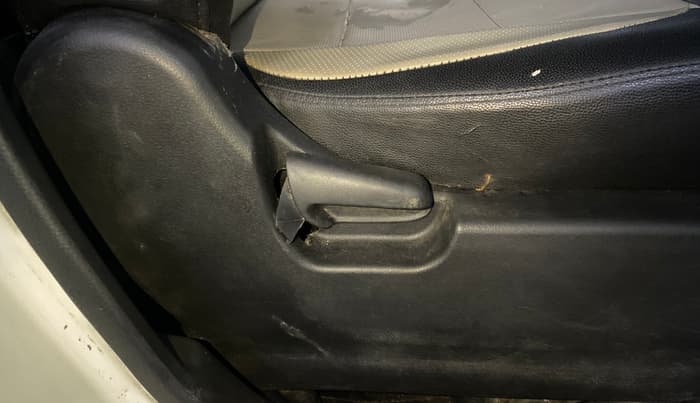 2016 Maruti Wagon R 1.0 LXI CNG, CNG, Manual, 75,076 km, Driver Side Adjustment Panel
