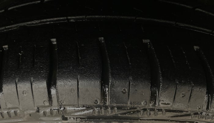 2018 Maruti Dzire ZDI PLUS, Diesel, Manual, 1,04,944 km, Right Front Tyre Tread