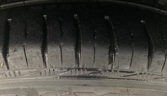 2018 Maruti Dzire ZDI PLUS, Diesel, Manual, 1,04,944 km, Left Front Tyre Tread