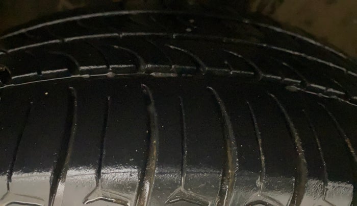 2020 Volkswagen Polo COMFORTLINE PLUS 1.0L MPI, Petrol, Manual, 86,105 km, Left Front Tyre Tread