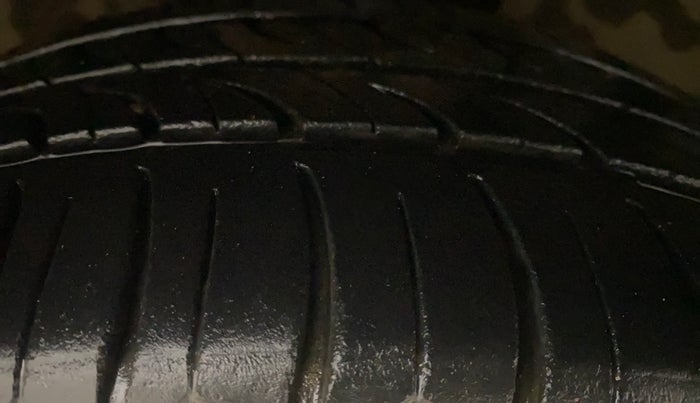 2020 Volkswagen Polo COMFORTLINE PLUS 1.0L MPI, Petrol, Manual, 86,105 km, Right Front Tyre Tread