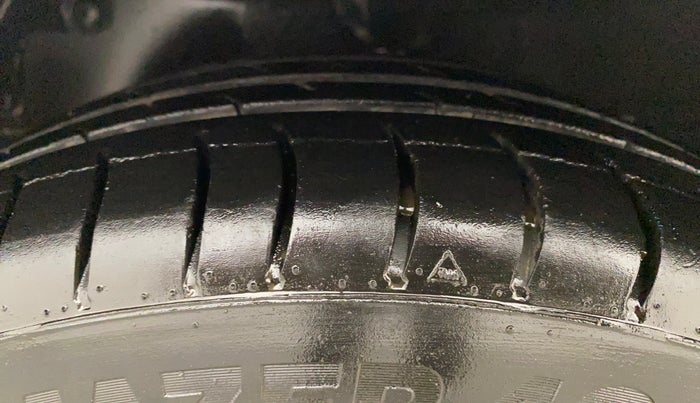 2017 Hyundai Eon MAGNA +, Petrol, Manual, 65,107 km, Left Front Tyre Tread