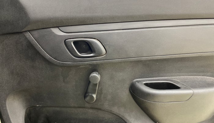 2017 Renault Kwid RXL, Petrol, Manual, 1,02,238 km, Driver Side Door Panels Control