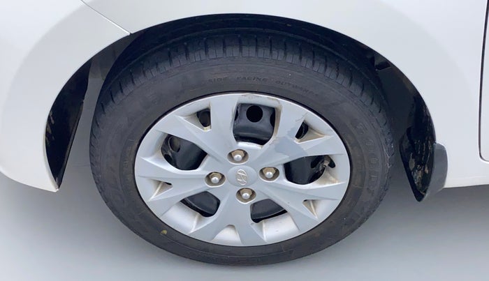 2016 Hyundai Grand i10 MAGNA 1.2 KAPPA VTVT, Petrol, Manual, 17,790 km, Left front tyre - Minor crack