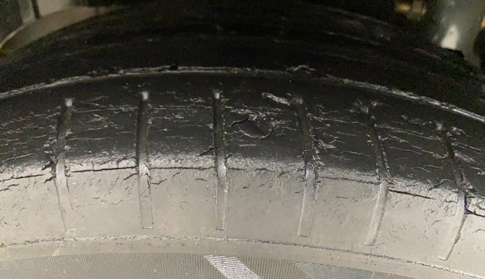 2019 Mahindra XUV300 W6 1.2 PETROL, Petrol, Manual, 58,725 km, Right Rear Tyre Tread