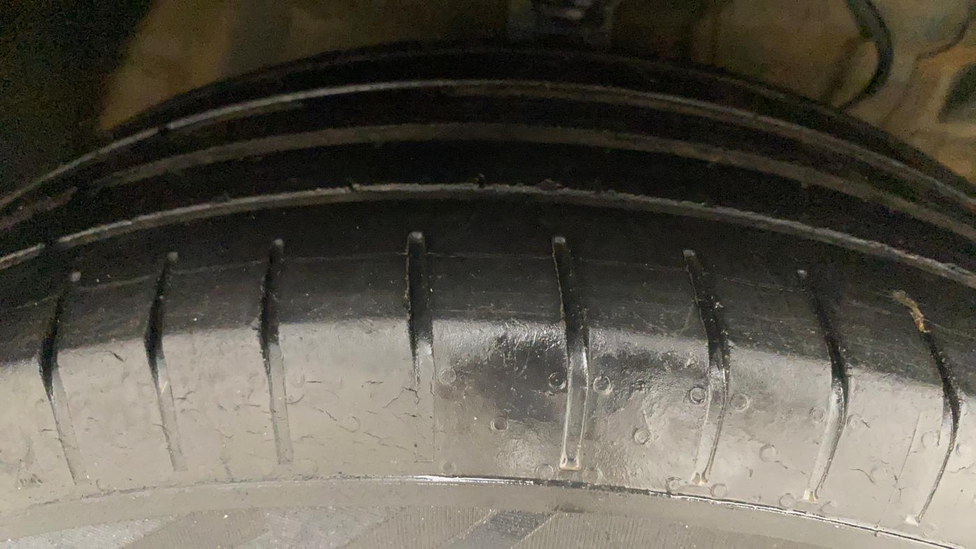 2019 Mahindra XUV300 W6 1.2 PETROL, Petrol, Manual, 59,391 km, Right Front Tyre Tread