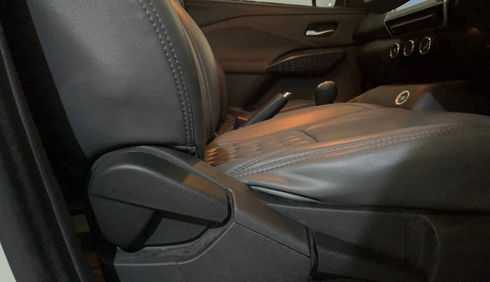 2025 Nissan MAGNITE N-Connecta B4D 1.0 Petrol AMT, Petrol, Automatic, 9,435 km, Driver Side Adjustment Panel