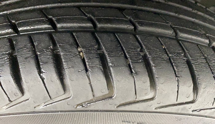 2016 Renault Kwid RXL 1.0 AMT, Petrol, Automatic, 23,707 km, Right Front Tyre Tread