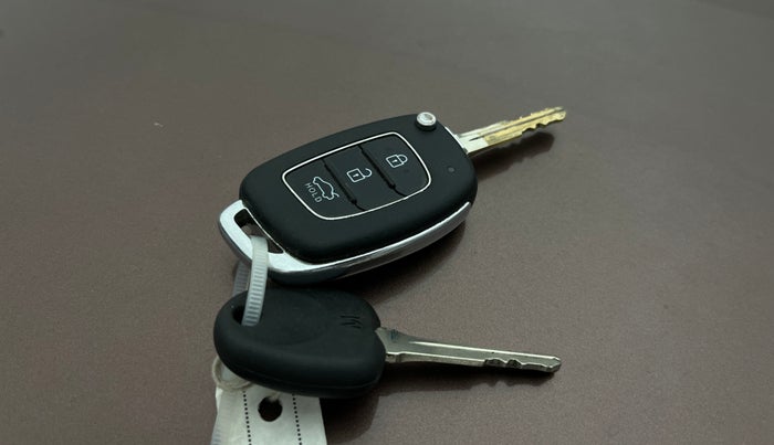 2022 Hyundai AURA S 1.2 CNG, CNG, Manual, 77,572 km, Key Close Up