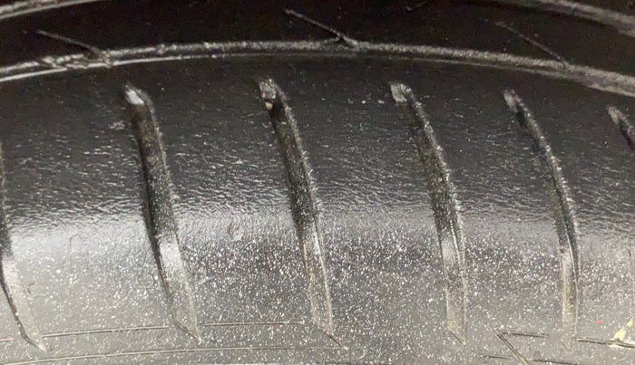 2017 Hyundai Elite i20 ASTA 1.2, Petrol, Manual, 1,01,700 km, Right Front Tyre Tread