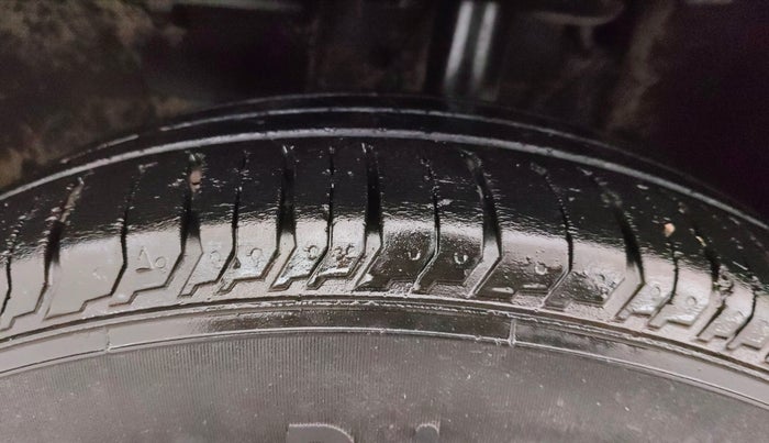 2022 Tata PUNCH  ACCOMPLISHED AMT CAMO EDITION, CNG, Automatic, 51,218 km, Left Front Tyre Tread