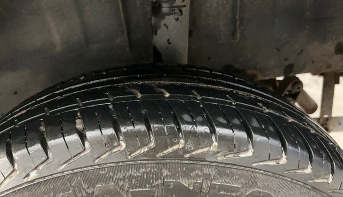 2017 Renault Kwid RXT 1.0, Petrol, Manual, 1,03,756 km, Left Rear Tyre Tread