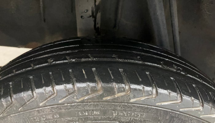 2017 Renault Kwid RXT 1.0, Petrol, Manual, 1,03,756 km, Right Rear Tyre Tread