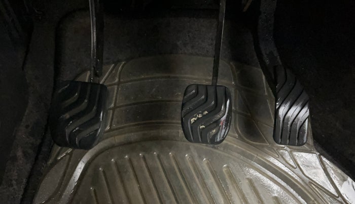 2017 Renault Kwid RXT 1.0, Petrol, Manual, 1,03,756 km, Pedals