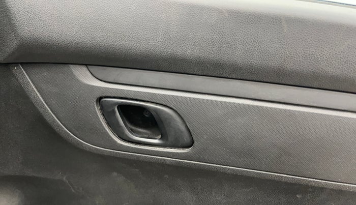 2017 Renault Kwid RXT 1.0, Petrol, Manual, 1,03,756 km, Driver Side Door Panels Control