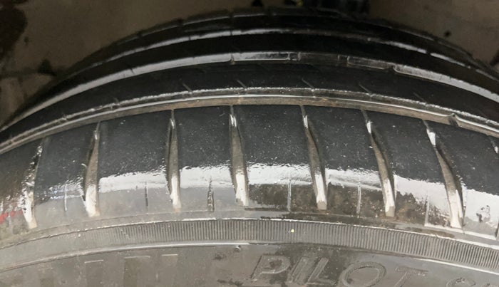 2017 Maruti Swift LXI (O), Petrol, Manual, 71,739 km, Right Front Tyre Tread