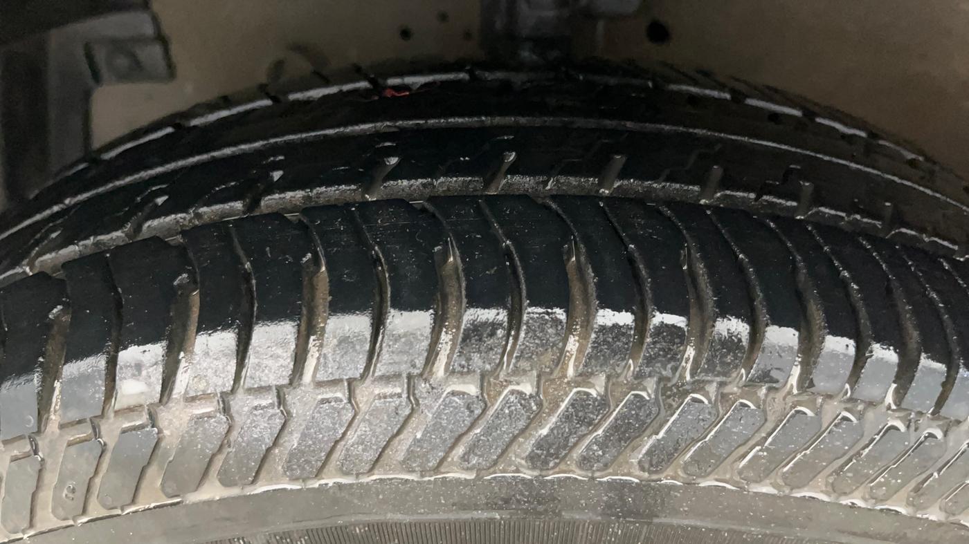 2017 Maruti Swift LXI (O), Petrol, Manual, 71,775 km, Left Front Tyre Tread