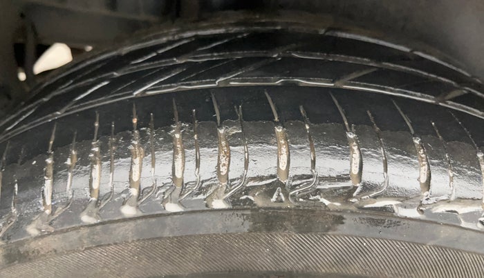 2017 Maruti Swift LXI (O), Petrol, Manual, 71,739 km, Right Rear Tyre Tread