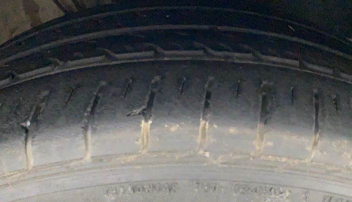 2014 Volkswagen Polo COMFORTLINE 1.2L, Petrol, Manual, 54,742 km, Right Front Tyre Tread